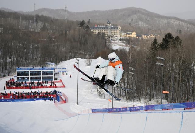 1739703597322006793.jpg (亚冬会)自由式滑雪——李方慧夺得中国体育代表团首金XxjpseC007792_20250208_PEPFN0A001.jpg